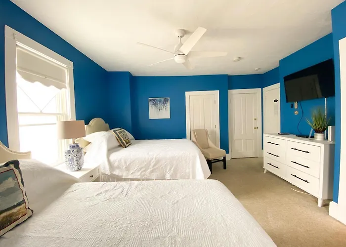 By The Sea Guests Bed & Breakfast And Suites
